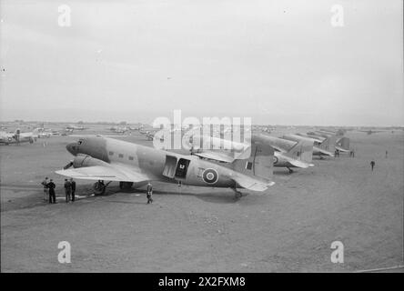 FORCE AÉRIENNE ROYALE : ITALIE, BALKANS ET EUROPE DU SUD-EST, 1942-1945. - Douglas Dakota Mark III du No. 267 Squadron RAF aligné à Bari, Italie. Les avions les plus proches de la caméra sont (de l'avant vers l'arrière) : KG496 'ai', FL589 et FD957 Royal Air Force, unité de maintenance, 267 Banque D'Images