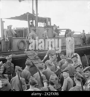 Les hommes du 7e bataillon des Seaforth Highlanders embarquent à bord d'une embarcation de débarquement allemande pour traverser l'estuaire jusqu'à Kiel pour un après-midi de congé pendant l'occupation alliée de l'Allemagne. Banque D'Images