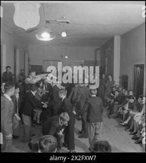 LES BÉNÉVOLES DU SERVICE DE LA JEUNESSE AIDENT LES AGRICULTEURS BRITANNIQUES : CAMP AGRICOLE À Nunney CATCH, SOMERSET, ANGLETERRE, Royaume-Uni, 1943 - les bénévoles du service de la jeunesse assistent à une danse qu'ils ont organisée dans la salle de village de Nunney Catch, Somerset Banque D'Images