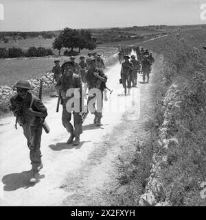 Les soldats du 2nd Seaforth Highlanders avancent le long d'une route près de Noto, en Sicile, le 11 juillet 1943 lors des opérations de l'armée britannique lors de la campagne de Sicile de 1943. Banque D'Images