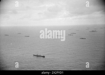 IMAGES DE FLEET AIR ARM. AVRIL 1941, PHOTOGRAPHIES AÉRIENNES. - Les avions de la Fleet Air Arm patrouillant au-dessus d'un convoi Banque D'Images