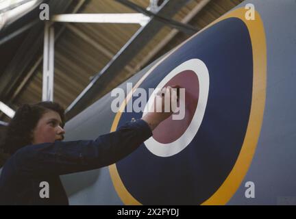 Un de Havilland Mosquito est peint avec une cocarde à l'usine Hatfield dans le Hertfordshire en 1943, lors de son assemblage. Banque D'Images