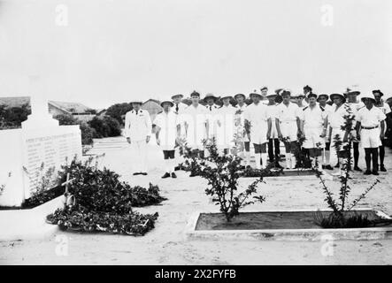 Des officiers britanniques et français assistent à une cérémonie du jour de l'armistice à un mémorial à pointe Noire, en Afrique de l'Ouest, en l'honneur des hommes du HMS Phoebe qui sont morts lorsque le croiseur a été torpillé par un U-boot le 23 octobre 1942. Banque D'Images
