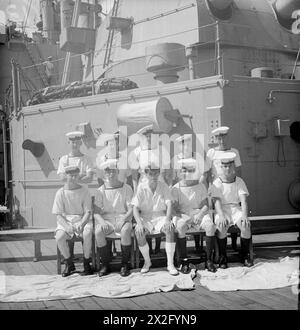 LES HOMMES DU HMS SUFFOLK, UN CROISEUR SERVANT DANS LA FLOTTE DE L'EST DE L'AMIRAL JAMES SOMERVILLE. 12 DÉCEMBRE 1943, TRINCOMALEE. LES HOMMES SONT DIVISÉS EN GROUPES PAR VILLE ET/OU DISTRICT. - Middlesborough Group. Rangée avant, de gauche à droite : PO H Fitzpatrick, M'bro ; AB N Naylor, M'bro ; PO WTR F Mead, Norhtallerton ; AB T James, M'bro ; Stoker l Braney, Thornaby. Deuxième rangée, de gauche à droite : AB C Waring, Norton ; AB F Dennis, Loftus ; Stoker J Day, Billingham-on-Tees ; AB N Sibett, M'bro ; Stoker C Hill, M'bro Banque D'Images