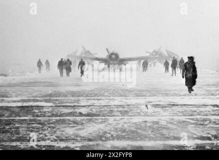 CONVOI BRITANNIQUE EN RUSSIE. 1945, À BORD DU PORTE-AVIONS D'ESCORTE HMS TRUMPETER. OPÉRATIONS DANS LES CONDITIONS MÉTÉOROLOGIQUES AMÈRES VÉCUES PAR LA MARINE BRITANNIQUE. - Les chasseurs Wildcat prêts à affronter le climat arctique Banque D'Images