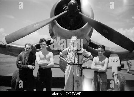 SERVIR AVEC LES ILLUSTRES. AVRIL 1945, À BORD DU PORTE-AVIONS BRITANNIQUE HMS ILLUSTRIOUS SERVANT DANS LES EAUX DE L'EST. - Sous-lieutenant (A) J l Roberts, RNVR, Holyhead, N Wales, et équipe de maintenance. De gauche à droite : Ama Eric W Evans, Gravesend ; AMO Fred Chegwidden, Sutton, Surrey; Ame John Wadell, Falkirk Banque D'Images