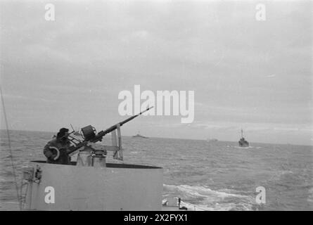 OPÉRATIONS LOFOTEN. DÉCEMBRE 1941, À BORD DE L'UN DES NAVIRES DE GUERRE PARTICIPANT AUX OPÉRATIONS DANS LES ÎLES LOFOTEN, NORVÈGE. - Une vue de certains des navires en route vers les îles Lofoten Banque D'Images