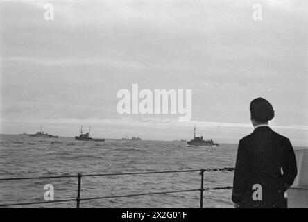 OPÉRATIONS LOFOTEN. DÉCEMBRE 1941, À BORD D'UN DES NAVIRES DE GUERRE HM PARTICIPANT À DES OPÉRATIONS DANS LES ÎLES LOFOTEN, NORVÈGE. LES QUISLINGS NORVÉGIENS ET LES ALLEMANDS SONT FAITS PRISONNIERS PENDANT LES OPÉRATIONS. - Quelques-uns des navires en route vers les îles Lofoten Banque D'Images