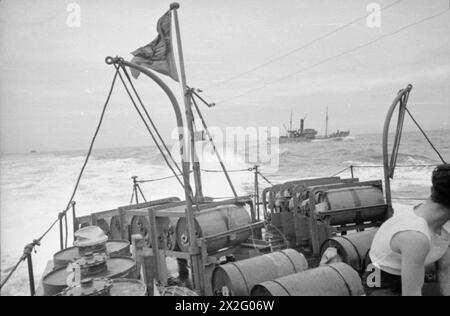 CONVOI DE LA CÔTE EST. OCTOBRE 1940, À BORD DU HMS WESTMINSTER, NAVIRE D'ESCORTE D'UN CONVOI DE SHEERNESS À ROSYTH. - Les navires passant du convoi alors que WESTMINSTER entre dans le port Banque D'Images