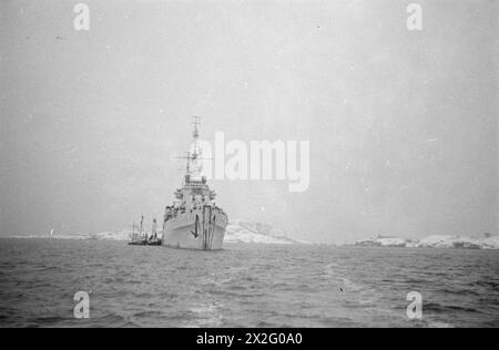 OPÉRATIONS LOFOTEN. DÉCEMBRE 1941, À BORD D'UN DES NAVIRES DE GUERRE HM PARTICIPANT À DES OPÉRATIONS DANS LES ÎLES LOFOTEN, NORVÈGE. LES QUISLINGS NORVÉGIENS ET LES ALLEMANDS SONT FAITS PRISONNIERS PENDANT LES OPÉRATIONS. - Un croiseur couché dans le fjord Kirke Banque D'Images