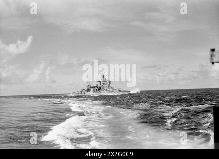 AVANT L'ATTAQUE DE SURABAYA. MAI 1944 À BORD DU HMS RENOWN AVEC LA FLOTTE EASTERN. LES JOURS PRÉCÉDANT LE RAID DU 17 MAI SUR SURABAYA PAR UNE FORCE NAVALE ET AÉRIENNE BRITANNIQUE ET AMÉRICAINE MIXTE. - Le cuirassé HMS VAILLANT vu du RENOMMÉ Banque D'Images