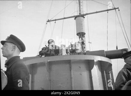 CONVOI DE LA CÔTE EST. OCTOBRE 1940, À BORD DU HMS WESTMINSTER, NAVIRE D'ESCORTE D'UN CONVOI DE SHEERNESS À ROSYTH. - Le premier lieutenant du WESTMINSTER, avec Lieut Homes au télémètre Banque D'Images