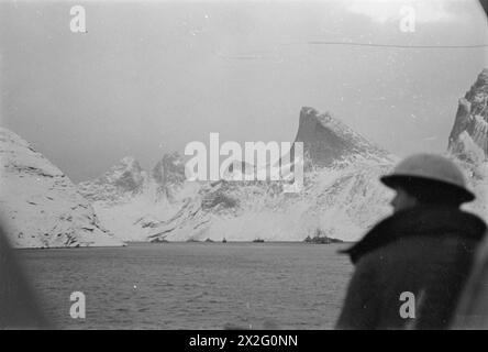 OPÉRATIONS LOFOTEN. DÉCEMBRE 1941, À BORD D'UN DES NAVIRES DE GUERRE HM PARTICIPANT À DES OPÉRATIONS DANS LES ÎLES LOFOTEN, NORVÈGE. LES QUISLINGS NORVÉGIENS ET LES ALLEMANDS SONT FAITS PRISONNIERS PENDANT LES OPÉRATIONS. - L'entrée du fjord Kirke, montrant les navires entrant Banque D'Images