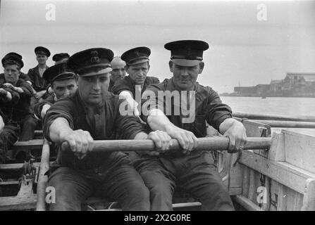 AU CENTRE DE FORMATION DE LA MARINE MARCHANDE HMS GORDON. JUIN 1941, HMS GORDON, GRAVESEND. CES HOMMES ONT SIGNÉ POUR LE SERVICE DANS LA ROYAL NAVY ET ONT ÉTÉ INVITÉS À SE PORTER VOLONTAIRES POUR LE SERVICE MARCHAND. - Instruction en traction de bateau Banque D'Images