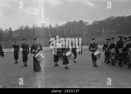 En 1940, le HMS Europa à Lowestoft forme les nouveaux entrants du service de patrouille auxiliaire de la Royal Navy dans l'artillerie, les tâches de stokers et la signalisation, avec un orchestre naval jouant lors de défilés. Banque D'Images