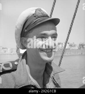 MINAGE AU LARGE D'ANZIO. MAI 1944, À BORD DU HMMS 88, COMMANDÉ PAR LE LIEUTENANT J G SCOTT, RNR. ELLE BALAYE POUR DES MINES ACOUSTIQUES ET MAGNÉTIQUES AU LARGE D'ANZIO. - Le lieutenant J. D. Edwards, RNVR, de Twyford Reading, a 5 ans de service dans la Marine Banque D'Images