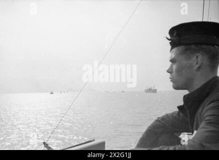 CONVOI DE LA CÔTE EST. OCTOBRE 1940, À BORD DU HMS WESTMINSTER, NAVIRE D'ESCORTE D'UN CONVOI DE SHEERNESS À ROSYTH. - Le guet pendant que le convoi navigue Banque D'Images