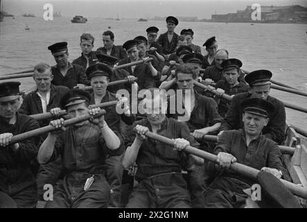 AU CENTRE DE FORMATION DE LA MARINE MARCHANDE HMS GORDON. JUIN 1941, HMS GORDON, GRAVESEND. CES HOMMES ONT SIGNÉ POUR LE SERVICE DANS LA ROYAL NAVY ET ONT ÉTÉ INVITÉS À SE PORTER VOLONTAIRES POUR LE SERVICE MARCHAND. - Instruction en traction de bateau Banque D'Images