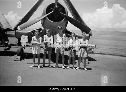 Le lieutenant (A) d F Hadman, RNVR et l'équipage de maintenance servent à bord du porte-avions britannique HMS Illustrious dans les eaux de l'est, avril 1945. Banque D'Images