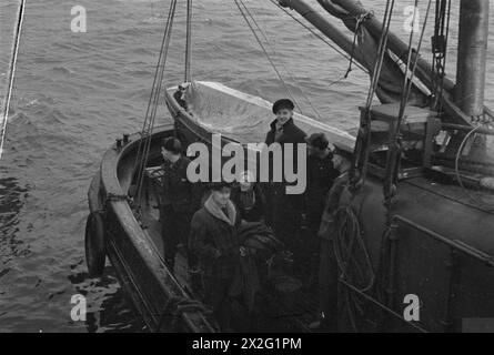 OPÉRATIONS LOFOTEN. DÉCEMBRE 1941, À BORD D'UN DES NAVIRES DE GUERRE HM PARTICIPANT À DES OPÉRATIONS DANS LES ÎLES LOFOTEN, NORVÈGE. LES QUISLINGS NORVÉGIENS ET LES ALLEMANDS SONT FAITS PRISONNIERS PENDANT LES OPÉRATIONS. - Des Norvégiens ramenés des îles Lofoten Banque D'Images