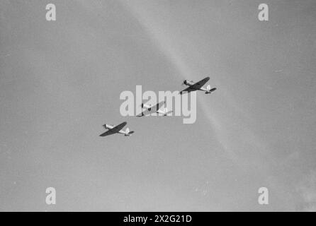 IMAGES DE FLEET AIR ARM. AVRIL 1941, À BORD DU HMS ARK ROYAL. - Blackburn Skuas en formation Banque D'Images