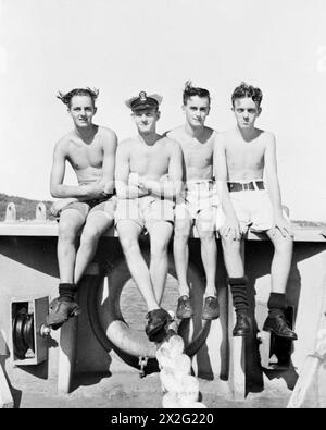 AVEC LA FLOTTE BRITANNIQUE DES INDES ORIENTALES. JUIN 1945, À BORD DU HMS EMPRESS, PORTE-AVIONS D'ESCORTE DE LA FLOTTE BRITANNIQUE DES INDES ORIENTALES. - Quatre Cornishmen servant dans le HMS EMPRESS. De gauche à droite : Able Seaman C Trezise, St Mary's, Scilly Isles ; Petty Officer R Curnow, St Ives ; Telegraphist H G Tonkin, Penzance ; Able Seaman I Johns, St Blazey Gate, Per Banque D'Images