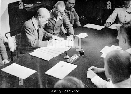 CAPITULATION JAPONAISE À SINGAPOUR, le 4 SEPTEMBRE 1945 - le général Itagaki signe les conditions de la réoccupation du Japon à bord du croiseur HMS SUSSEX Royal Navy, SUSSEX (HMS) Banque D'Images