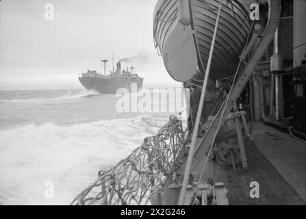 CONVOI DE LA CÔTE EST. OCTOBRE 1940, À BORD DU HMS WESTMINSTER, NAVIRE D'ESCORTE D'UN CONVOI DE SHEERNESS À ROSYTH. - Entrant dans le port le navire d'escorte passe devant un convoi en direction de l'extérieur Banque D'Images