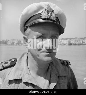 MINAGE AU LARGE D'ANZIO. MAI 1944, À BORD DU HMMS 88, COMMANDÉ PAR LE LIEUTENANT J G SCOTT, RNR. ELLE BALAYE POUR DES MINES ACOUSTIQUES ET MAGNÉTIQUES AU LARGE D'ANZIO. - Lieut J. G. Scott, RNR, de New Milton, Hants, commandant du navire Banque D'Images