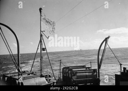 CONVOI DE LA CÔTE EST. OCTOBRE 1940, À BORD DU HMS WESTMINSTER, NAVIRE D'ESCORTE D'UN CONVOI DE SHEERNESS À ROSYTH. - Vue du convoi Banque D'Images