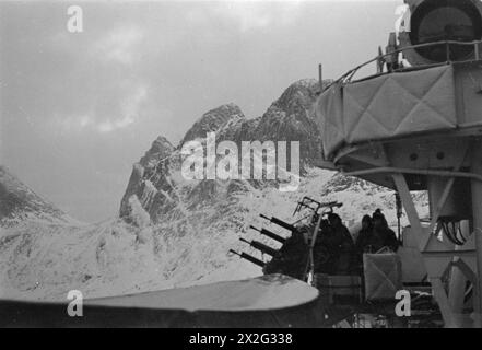 OPÉRATIONS LOFOTEN. DÉCEMBRE 1941, À BORD D'UN DES NAVIRES DE GUERRE HM PARTICIPANT À DES OPÉRATIONS DANS LES ÎLES LOFOTEN, NORVÈGE. LES QUISLINGS NORVÉGIENS ET LES ALLEMANDS SONT FAITS PRISONNIERS PENDANT LES OPÉRATIONS. - Un des navires HM dans le fjord Kirke Banque D'Images