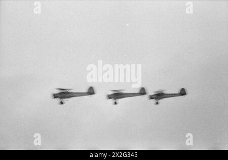 IMAGES DE FLEET AIR ARM. AVRIL 1941, À BORD DU HMS ARK ROYAL. - Fairey Swordfish en formation Banque D'Images