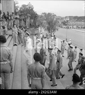 SIGNATURE DE LA REDDITION JAPONAISE À SINGAPOUR, 1945 - L'amiral Lord Louis Mountbatten et ses chefs d'état-major entrent dans les bâtiments municipaux de Singapour pour la cérémonie de reddition Mountbatten, Louis Francis Albert Victor Nicholas George Banque D'Images