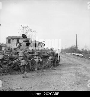 L'ARMÉE BRITANNIQUE EN ITALIE 1944 - L'infanterie passe un char allemand PzKpfw IV assommé sur la route de Faenza, le 24 novembre 1944 Banque D'Images