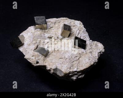 Cristaux cubiques de pyrite sur matrice, frappant Banque D'Images