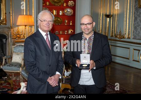 Stockholm, Suède. 22 avril 2024. Le roi Carl Gustaf de Suède remet la médaille Vega au professeur Steven Seegel, Institut d'études slaves et eurasiennes, Université du Texas, Austin, États-Unis au Palais de Stockholm, Suède 22 avril 2024. Photo : Anders Wiklund/TT/Code 10040 crédit : TT News Agency/Alamy Live News Banque D'Images