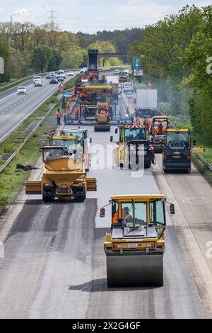 Wesel, Nordrhein-Westfalen, Deutschland - Strassenbau, Asphaltfertiger und Strassenwalzen verbauen neuen Asphalt auf der Autobahn A3, monatelange Sanierung der Autobahn A3 zwischen Huenxe und Emmerich, die groesste Baumassnahme auf Deutschlands Autobahnen in diesem Jahr. Wesel Nordrhein-Westfalen Deutschland *** Wesel, Rhénanie-du-Nord-Westphalie, Allemagne construction routière, finisseurs d'asphalte et rouleaux de roulement pose de l'asphalte neuf sur l'autoroute A3, rénovation d'un mois de l'autoroute A3 entre Huenxe et Emmerich, le plus grand projet de construction sur les autoroutes allemandes cette année Wesel Rhénanie-du-Nord-Westphalie Banque D'Images