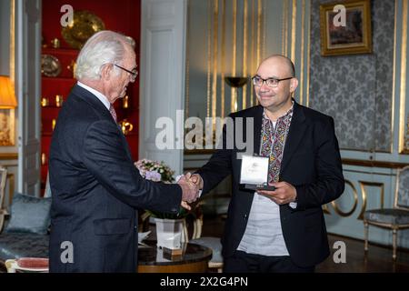 Stockholm, Suède. 22 avril 2024. Le roi Carl Gustaf de Suède remet la médaille Vega au professeur Steven Seegel, Institut d'études slaves et eurasiennes, Université du Texas, Austin, États-Unis au Palais de Stockholm, Suède 22 avril 2024. Photo : Anders Wiklund/TT/Code 10040 crédit : TT News Agency/Alamy Live News Banque D'Images