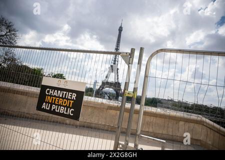 Paris, France. 22 avril 2024. Cette photo montre la Tour Eiffel et la place du Trocadéro avec la construction des stades pour les Jeux Olympiques de 2024 à Paris, le 18 avril 2024. Photo par Eliot Blondet/ABACAPRESS.COM crédit : Abaca Press/Alamy Live News Banque D'Images