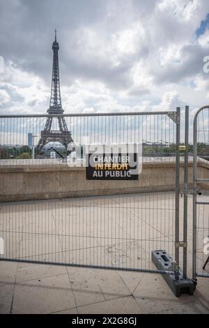 Paris, France. 22 avril 2024. Cette photo montre la Tour Eiffel et la place du Trocadéro avec la construction des stades pour les Jeux Olympiques de 2024 à Paris, le 18 avril 2024. Photo par Eliot Blondet/ABACAPRESS.COM crédit : Abaca Press/Alamy Live News Banque D'Images