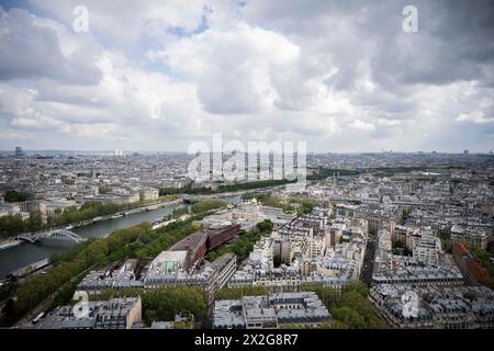 Paris, France. 22 avril 2024. Cette photo montre la Seine à Paris, le 18 avril 2024. Photo par Eliot Blondet/ABACAPRESS.COM crédit : Abaca Press/Alamy Live News Banque D'Images