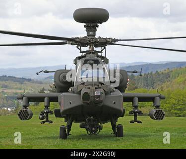 Baumholder, Allemagne. 17 avril 2024. L'hélicoptère d'attaque AH-64E Apache de l'armée américaine avec le 1er Bataillon du 3e Régiment d'aviation se prépare à décoller d'un aérodrome temporaire sur la zone d'entraînement aux manœuvres de Baumholder, le 17 avril 2024, à Baumholder, en Allemagne. Crédit : Ruediger Hess/US Army photo/Alamy Live News Banque D'Images