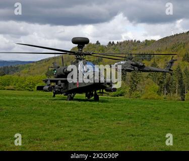 Baumholder, Allemagne. 17 avril 2024. Les hélicoptères d'attaque AH-64E Apache de l'armée américaine avec le 1er Bataillon du 3e Régiment d'aviation décollent d'un aérodrome temporaire sur la zone d'entraînement aux manœuvres de Baumholder, le 17 avril 2024, à Baumholder, en Allemagne. Crédit : Ruediger Hess/US Army photo/Alamy Live News Banque D'Images