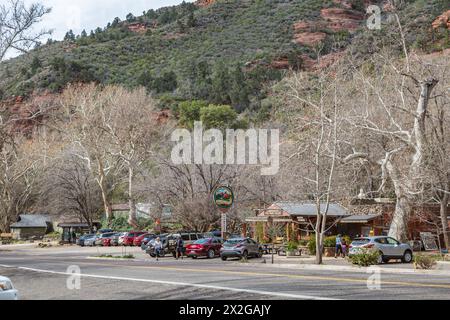 Les touristes s'arrêtent au Indian Gardens Oak Creek Market pour acheter des fournitures et des souvenirs le long de la SR 89A à Oak Creek Canyon, au nord de Sedona, Arizona Banque D'Images