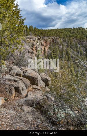 Falaises de roche rouge à Oak Creek Canyon Vista au sud de Flagstaff, Arizona Banque D'Images