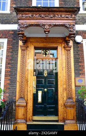 Une porte avec un auvent orné, Queen Anne's Gate, St James, Londres, SW1 Banque D'Images