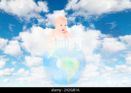 Petit bébé sur le globe terrestre sur blanc, nuages moelleux dans le collage ciel bleu Banque D'Images