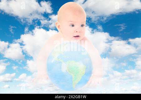 Bébé avec globe en verre sur blanc, nuages moelleux dans le collage ciel bleu Banque D'Images