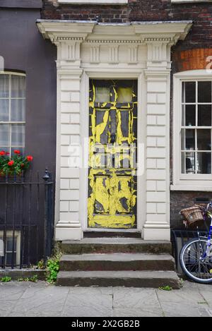 Une porte jaune et noire, Spitalfields, Londres Banque D'Images