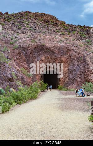 Les visiteurs marchent près d'un tunnel qui s'ouvre le long de l'Historic Railroad Trail dans le désert à côté du lac Mead près de Boulder City, Nevada Banque D'Images